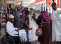 مشاهد من تفويج  آلاف السودانيين عبر القطار من محطة رمسيس إلى أسوان برعاية السفارة السودانية ومنظومة الصناعات الدفاعية.. بعدسة : رويترز