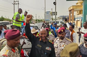 شاهد.. البرهان يتجول في شوارع بورتسودان ويتفقد أحوال المواطنين