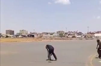 ازالة مخلفات الحرب من مدرج مطار الخرطوم