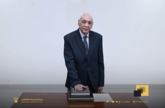 رئيس المحكمة الدستورية يؤدي القسم أمام رئيس مجلس السيادة