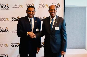 تفاصيل لقاء كامل إدريس ورئيس مفوضية الاتحاد الأفريقي..