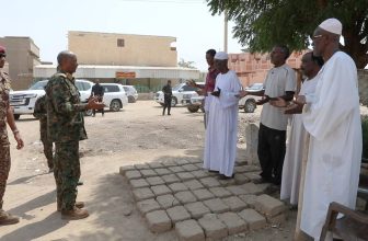 البرهان يؤدي واجب العزاء في العقيد زكريا..