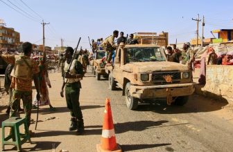 قائد عسكري في السودان يعلن التحديّ