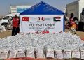 الهلال الأحمر التركي يقدم مساعدات غذائية لنازحي الفاشر بالسودان