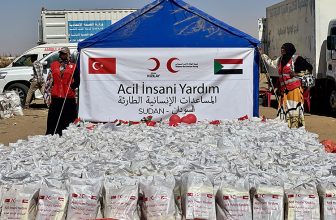 الهلال الأحمر التركي يقدم مساعدات غذائية لنازحي الفاشر بالسودان