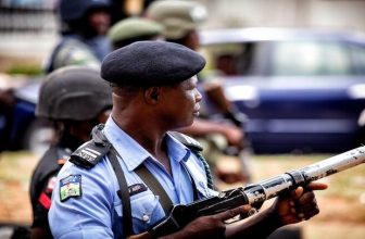 عاجل..الرئيس النيجيري يعلن حالة طوارئ أمنية ويسحب حراسة كبار الشخصيات..ماذا يحدث؟