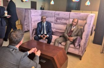 وزير سوداني يحطّ رحاله في المجر والكشف عن”جلسة مغلقة”