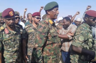 البرهان يتفقد نازحي الفاشر في الدبة