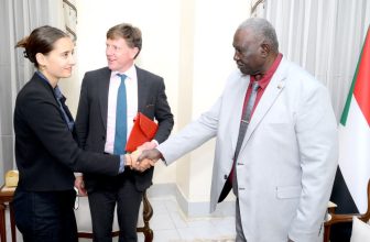 عقار  يبدي استغرابه من المبعوث البريطاني الخاص للسودان..ماذا هناك؟