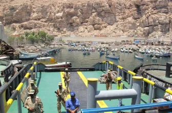 التحالف يشن غارة جوية في ميناء المكلا اليمني