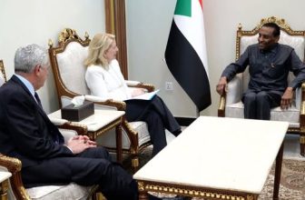 رئيس الوزراء يبحث مع المفوض السامي لشؤون اللاجئين انتهاكات الدع-م السر-يع