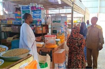 الخرطوم..انخفاض أسعار السلع الغذائية بسوق شهير للبيع المخفض