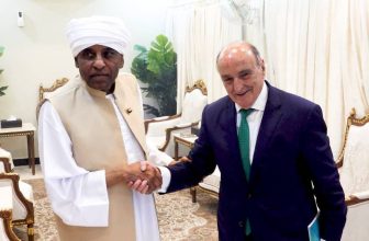 رئيس الوزراء السوداني يضع رسالة في بريد ممثل مفوضية الاتحاد الإفريقي