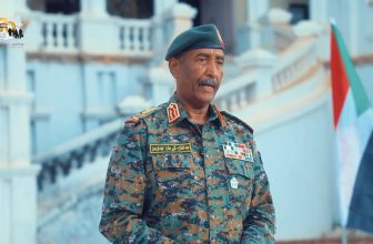 البرهان يهنئ الشعب ويبشّر باقتراب النصر