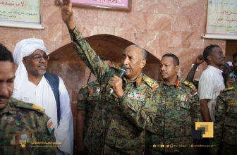 البرهان يؤدّي صلاة الجمعة بالمسجد الكبير في أمدرمان ويحثّ المواطنين على العودة