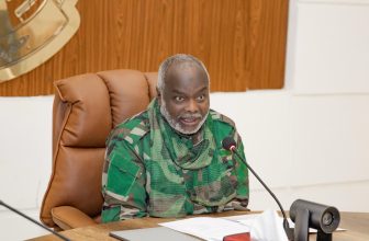 وزير المالية يتعهّد بدعم عودة 10 آلاف سوداني عالقين في أوغندا