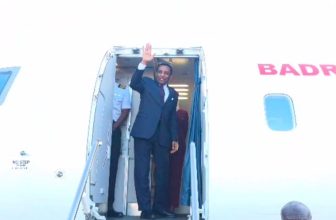 رئيس الوزراء السوداني يغادر إلى جيبوتي