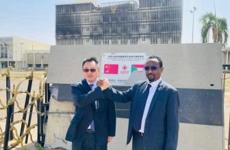 أوّل جولة دبلوماسية لسفير أجنبي في شوارع الخرطوم