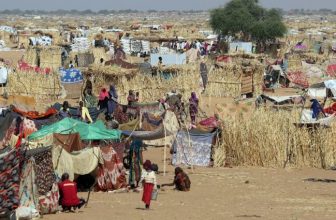 الميل0يشيا تهدّد الشباب بعد حملة تفتيش للهواتف في مخيم شهير