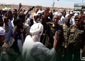 البرهان يقدّم واجب العزاء في ضحايا منطقتي ديم القراي وطيبة الخواض