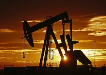 أسعار النفط في ذروتها و”قطر للطاقة” توقف الإمدادات