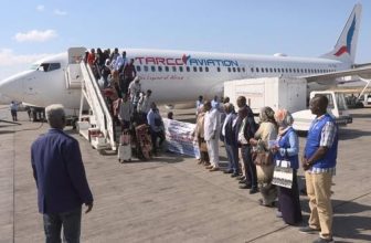 وصول الفوج الثاني للاجئين السودانيين في أوغندا إلى مطار بورتسودان