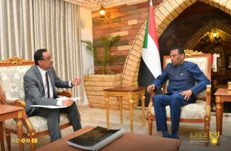 كامل إدريس يتلقى تقريرًا بشأن الأوضاع في الجامعات السودانية