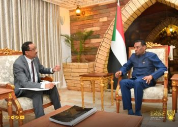 كامل إدريس يتلقى تقريرًا بشأن الأوضاع في الجامعات السودانية