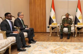 البرهان لـ”المبعوث الخاص للأمم المتحدة”: حريصون على التعاون