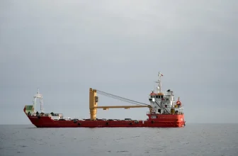 النفط يتراجع 11% والذهب يصعد