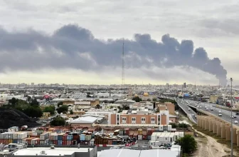 حريق كبير جراء استهداف خزانات وقود في مطار الكويت الدولي