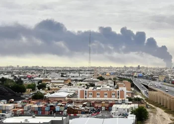 حريق كبير جراء استهداف خزانات وقود في مطار الكويت الدولي