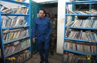 بعد زيارة لدار الوثائق..رئيس الوزراء يتعهّد بخطوة