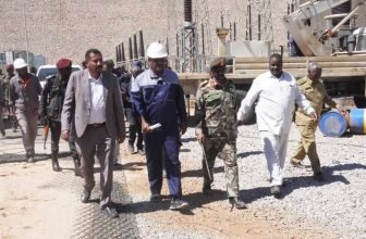 مسؤول يصل سدّ مروي ويتلقى تقرير بشأن معالجة استعادة التيار الكهربائي