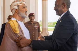 البرهان يجري مشاورات مع سلطان عُمان