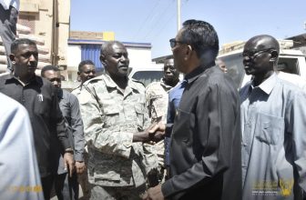 كامل إدريس يوجّه بإعفاء التجار من رسوم الزكاة والضرائب