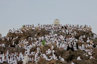 الحجاج يتوافدون على صعيد عرفات لأداء ركن الحج الأعظم