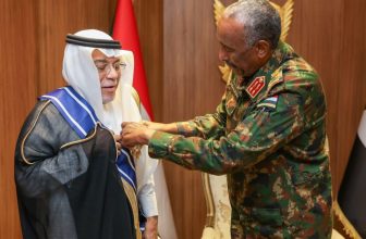 البرهان يقلّد سفير السعودية بالخرطوم وسام النيلين