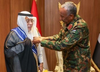 البرهان يقلّد سفير السعودية بالخرطوم وسام النيلين
