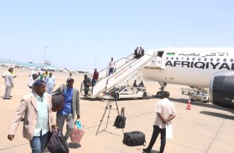 وصول 166 موطنًا  إلى مطار بورتسودان من ليبيا