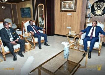 رئيس الوزراء يوجّه بتسهيل إجراءات المسافرين بمطار بورتسودان