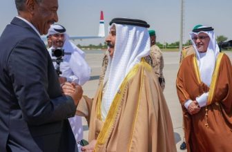 البرهان يجري مباحثات في البحرين بعد زيارة خاطفة
