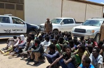 وفاة سودانيين وإنقاذ عشرات المهاجرين في عمق الصحراء