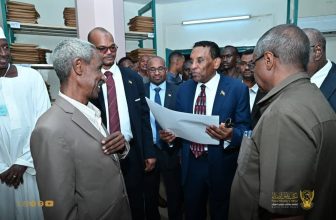 كامل إدريس في مركز أعمال كنترول الشهادة السودانية