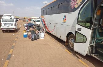 أسر سودانية تعود طوعياً من أسوان إلى السودان برًا