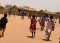 فصول من قش.. أطفال السودان في خيام تشاد يكتبون أحلامهم بالفحم