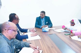 المالية تتلقى إحاطة من محافظ مشروع الجزيرة