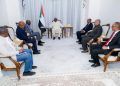 عقار يضع تقريرًا على طاولة وفد أوغندي