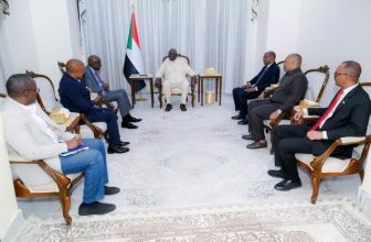 عقار يضع تقريرًا على طاولة وفد أوغندي