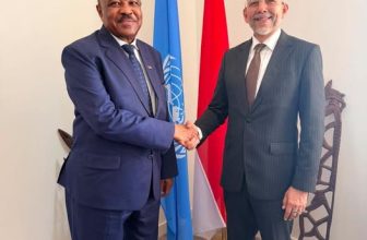 وزير سوداني يضع تقريرًا على طاولة رئيس مجلس حقوق الإنسان